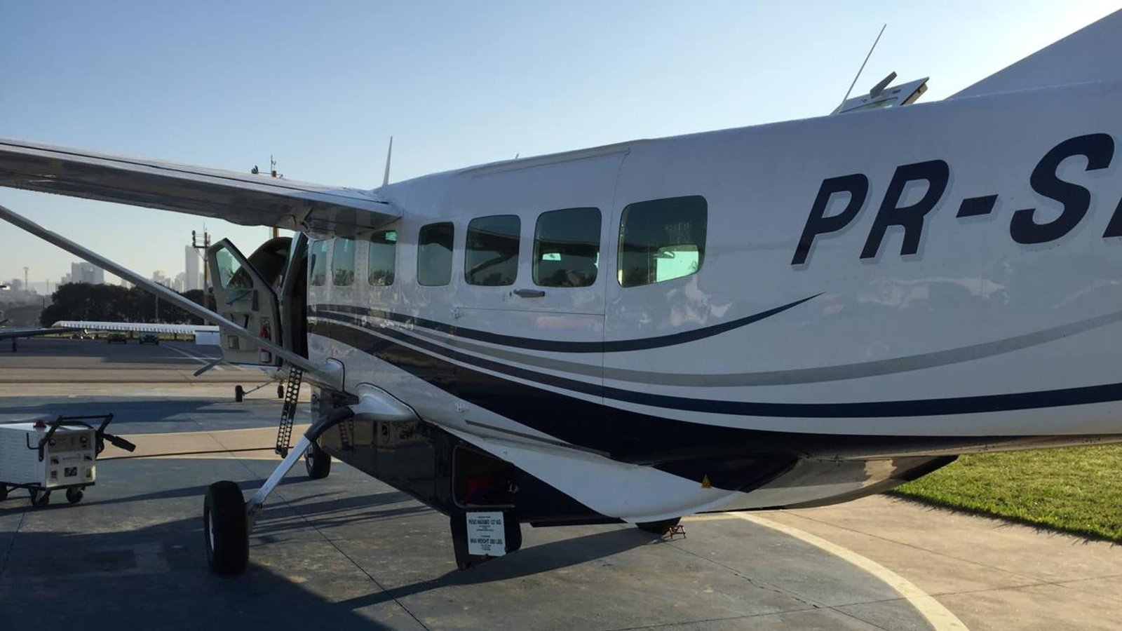 Aeronave executiva preparada para traslado aéreo funerário